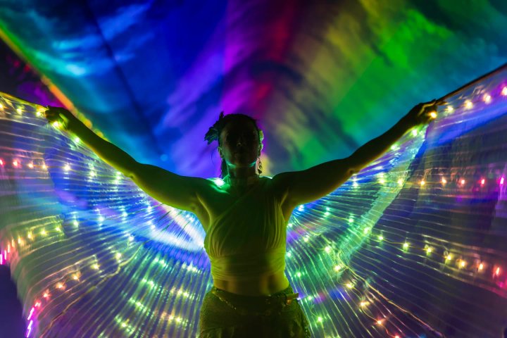 LED-vleugels van dichtbij met lasers op de achtergrond