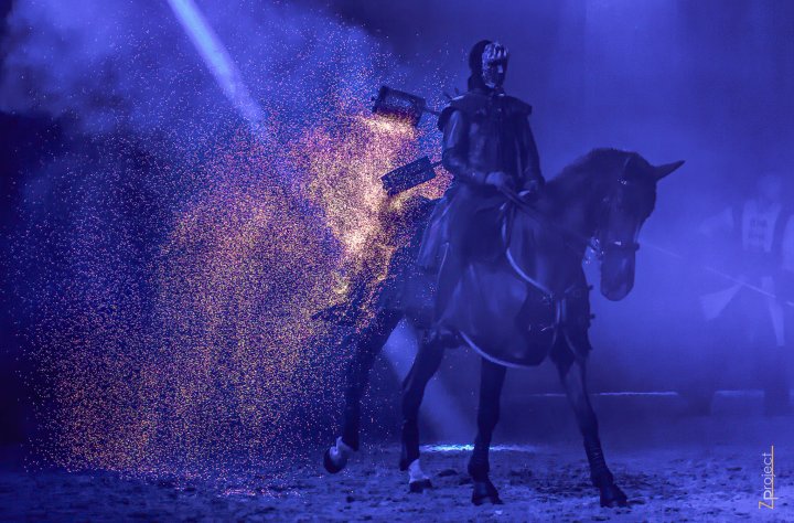 Ruiter te paard in een regen van vuurvonken tijdens de Meraki vuurshow