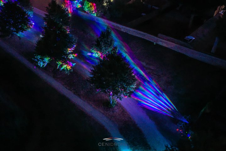 Luchtfoto van lasers tussen de bomen