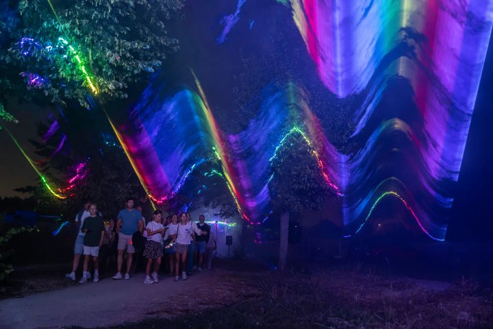 Golvende lasers boven de wandelaars