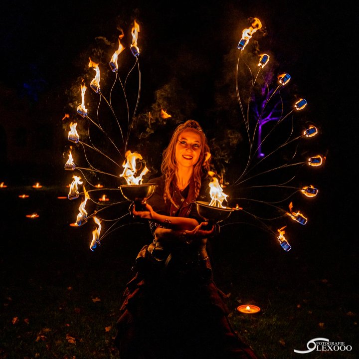 Vuur dansers freestyle act. Vrouw met vuurvleugels
