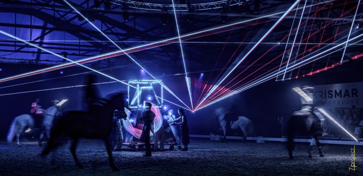 Lasershow boven paarden en artiesten