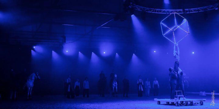 Slotbeeld met lichtkubus boven de arena