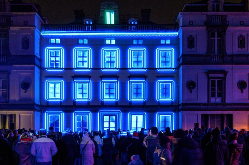 projectiemapping van een gebouw in blauw uitgesneden licht rondom ramen