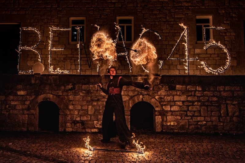 solo vuurshow voor de vurige letters installatie met de naam van het bedrijf in gasvlammen