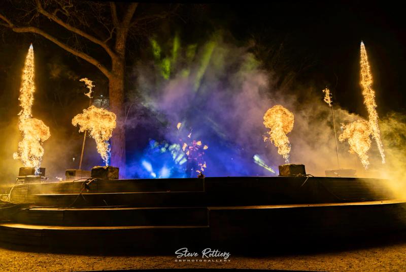 Vlammenwerpers tijdens vuurshow
