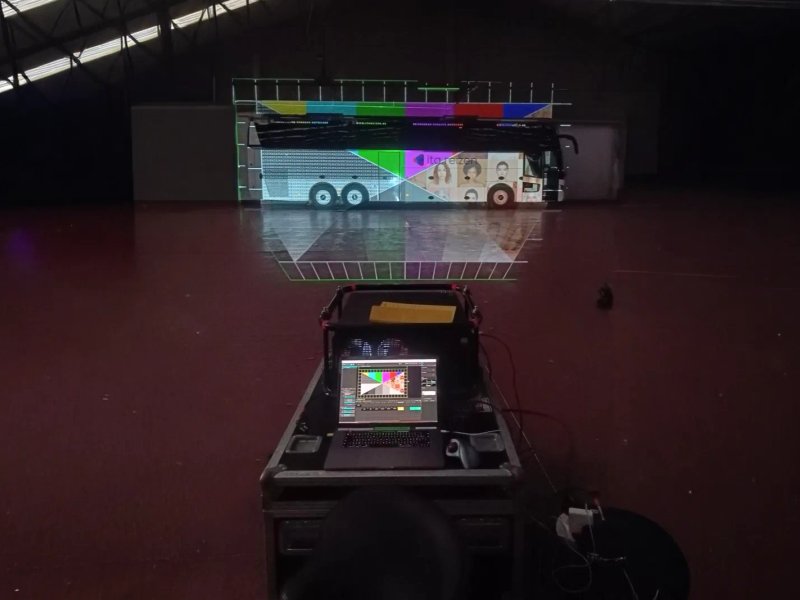 Projection mapping op een gevel tijdens een evenement
