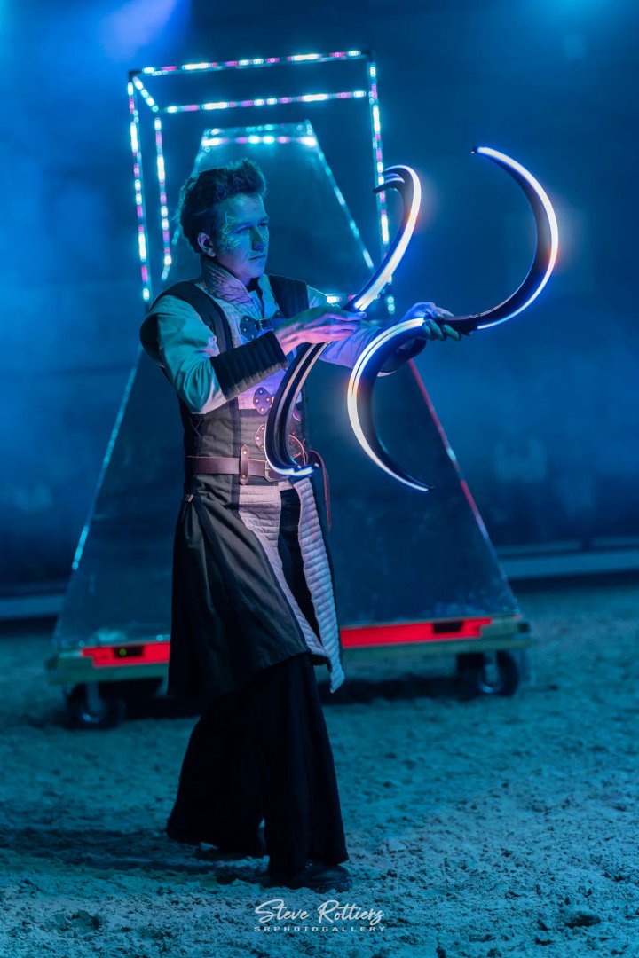 Artiest met LED-ringen in een lichtgevende kubus