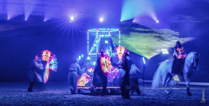Finale met LED-installatie, lichtwaaiers en paarden
