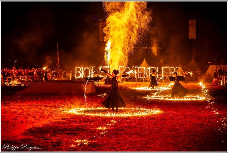 vuurletters bij vuurshow les salamandres