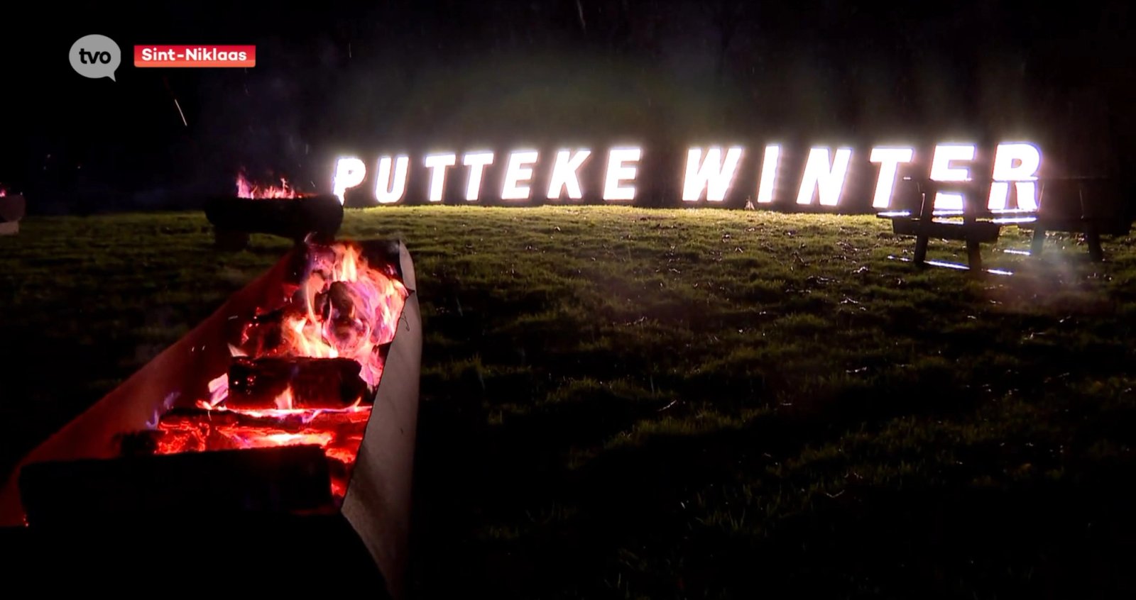 putteke winter licht letters en vuur bak met hout en kolen