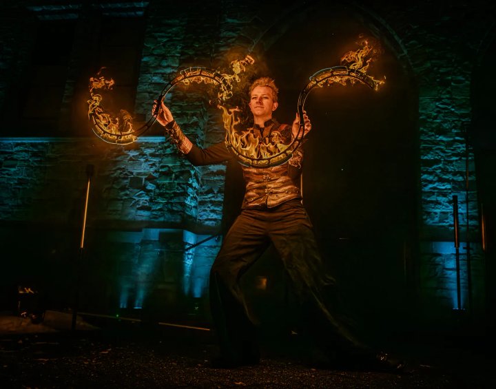 Crescendo solo vuurshow met hypnotiserende vuurbuugeng