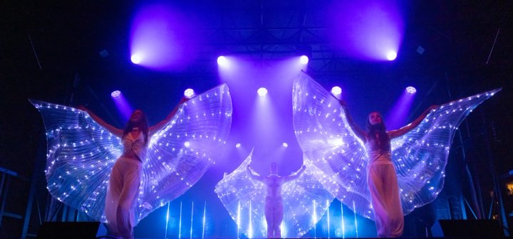 Spectra multidisciplinaire lichtshow met acrobatiek, dansers met licht vleugels.