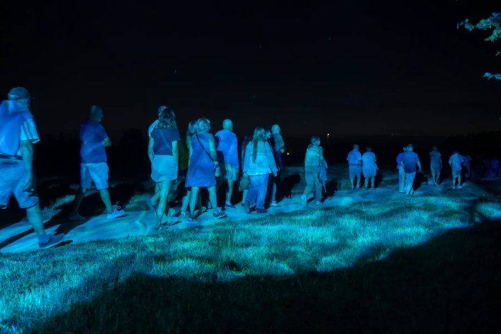 Wandelaars op een geprojecteerd lichtpad