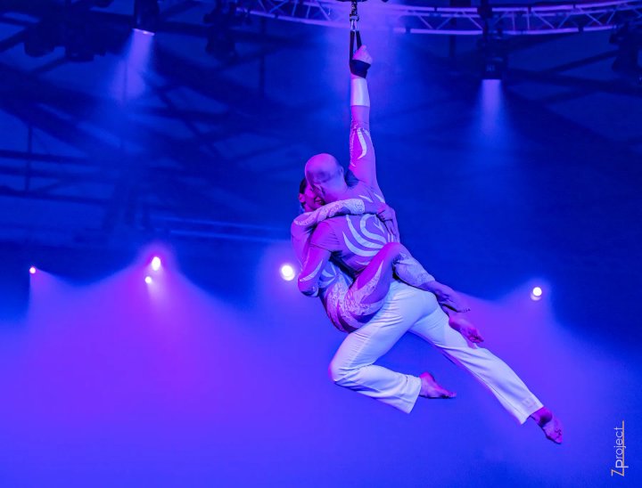 Luchtacrobatiek duo hoog boven de arena