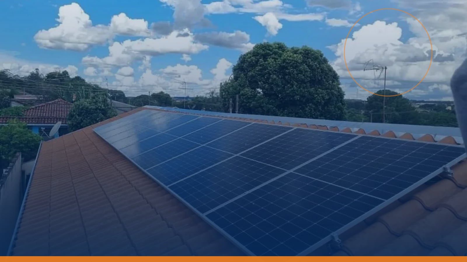 Telhado residencial com painéis solares sob céu azul