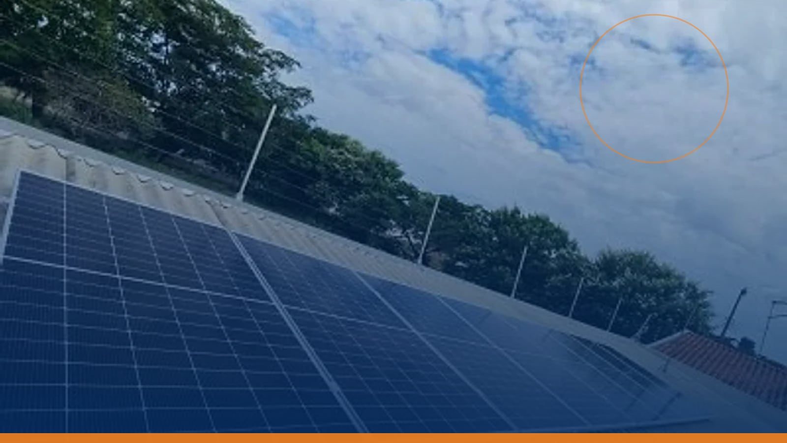 Casa com painéis solares instalados no telhado, vista aérea