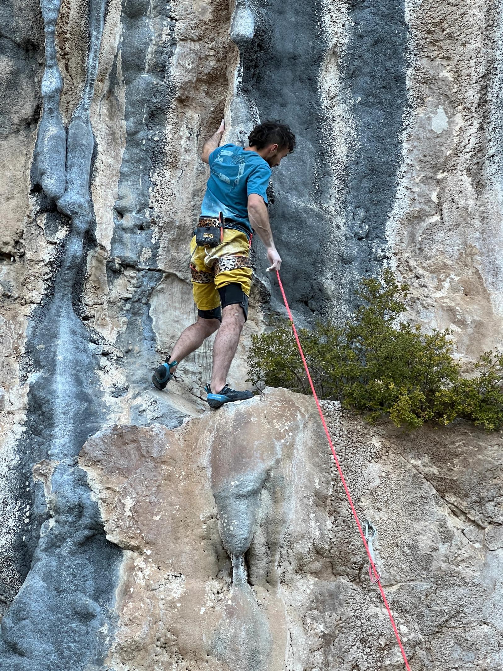 Eder Lomba, online climbing coach — Recovery for Climbers: How Sleep, Stress, and Lifestyle Shape Your Climbing