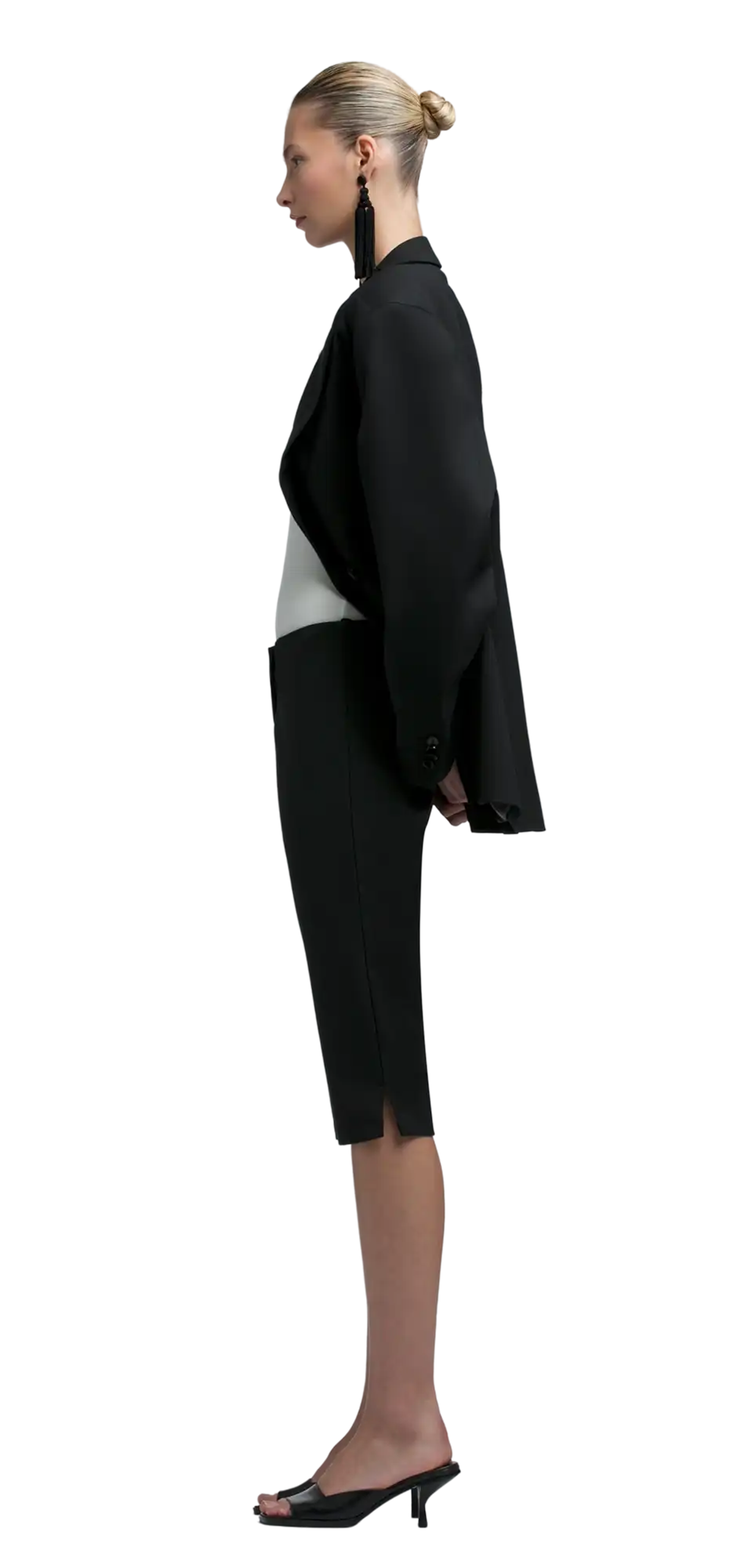 capri-99-black character left view