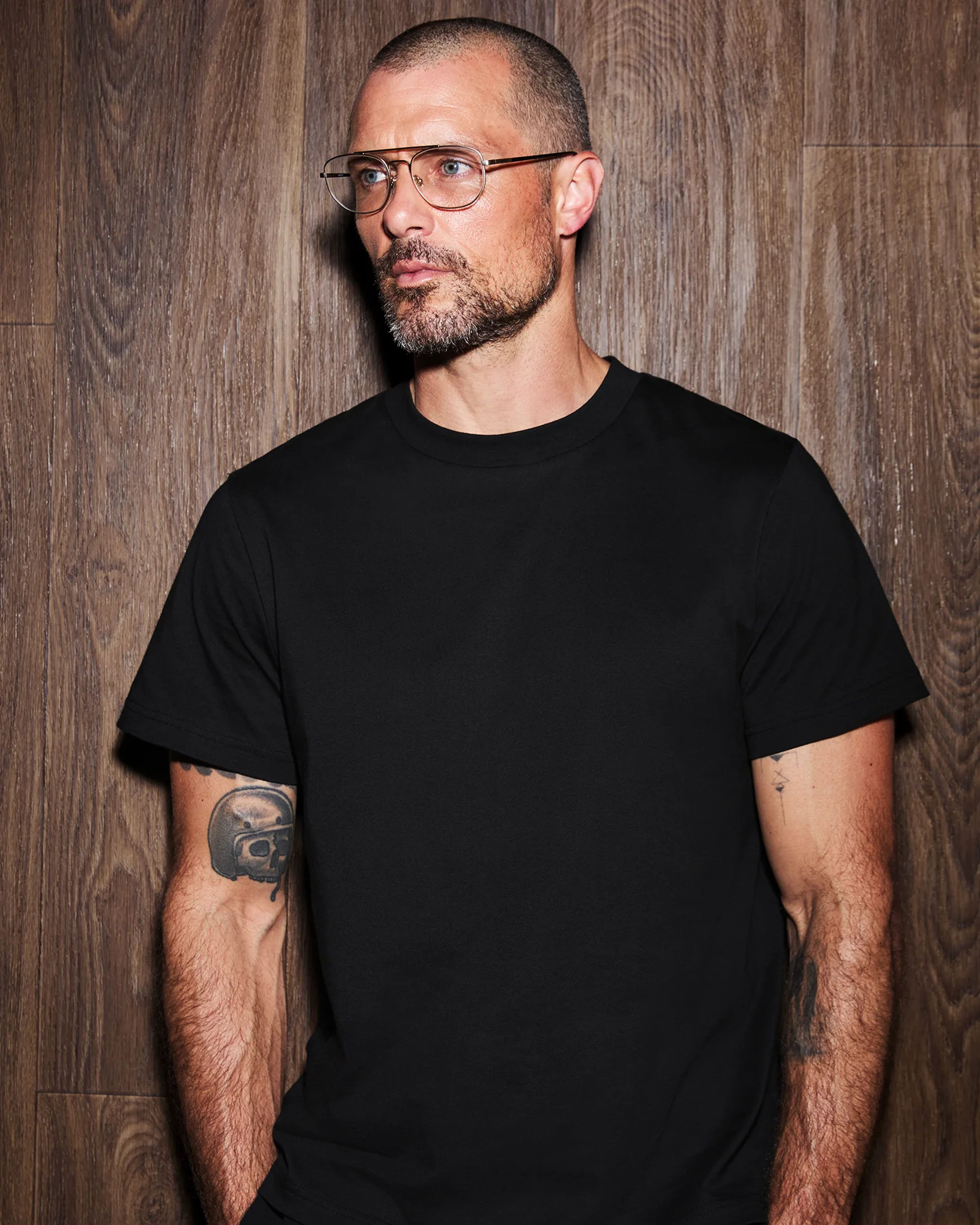 standard-tee-black photo model