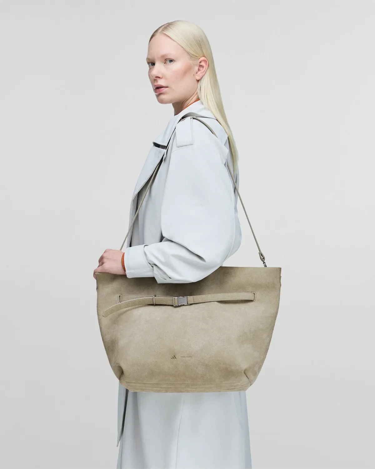 Gym Clutch Feather Grey - Image 3