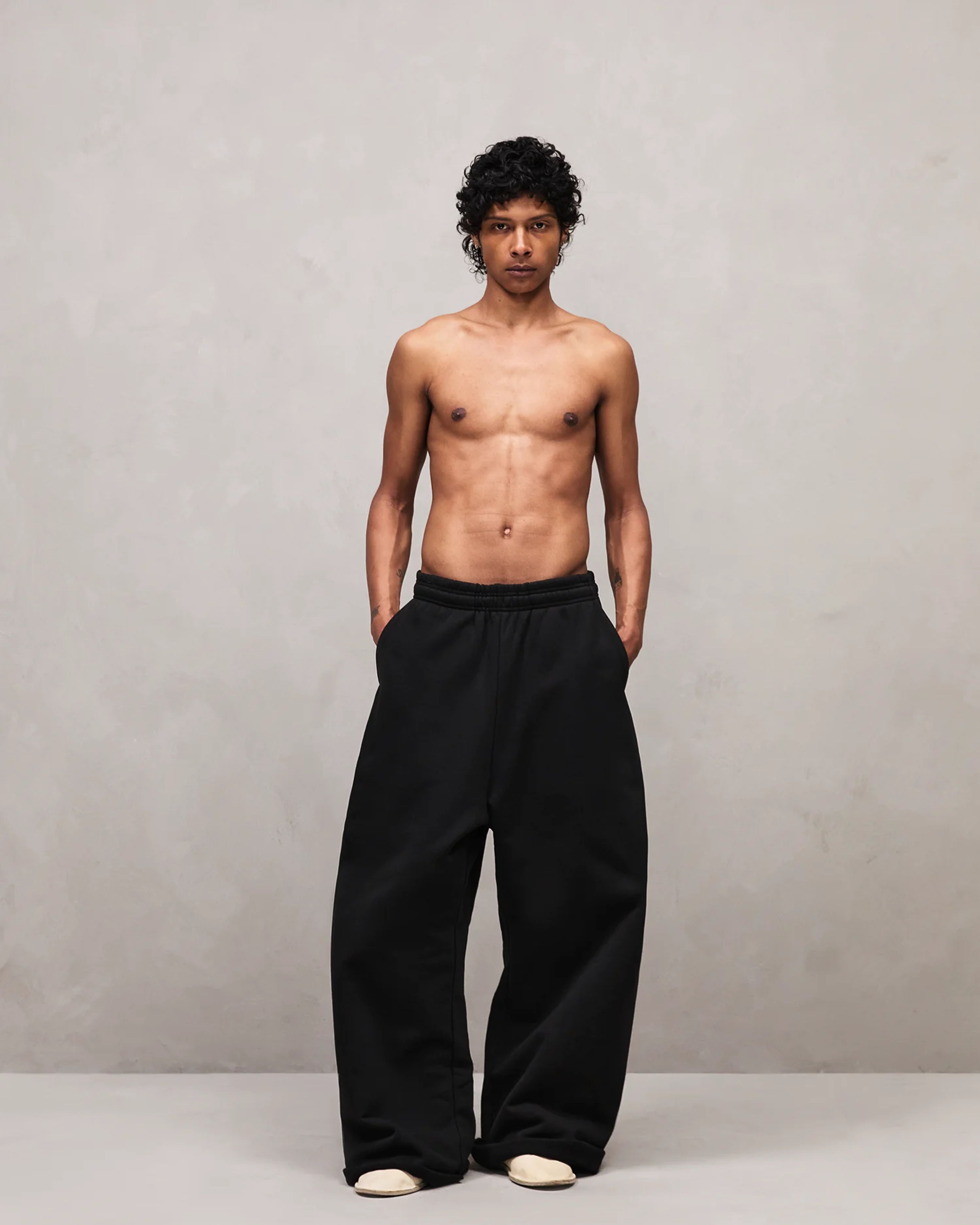 full-sweatpant-black photo model