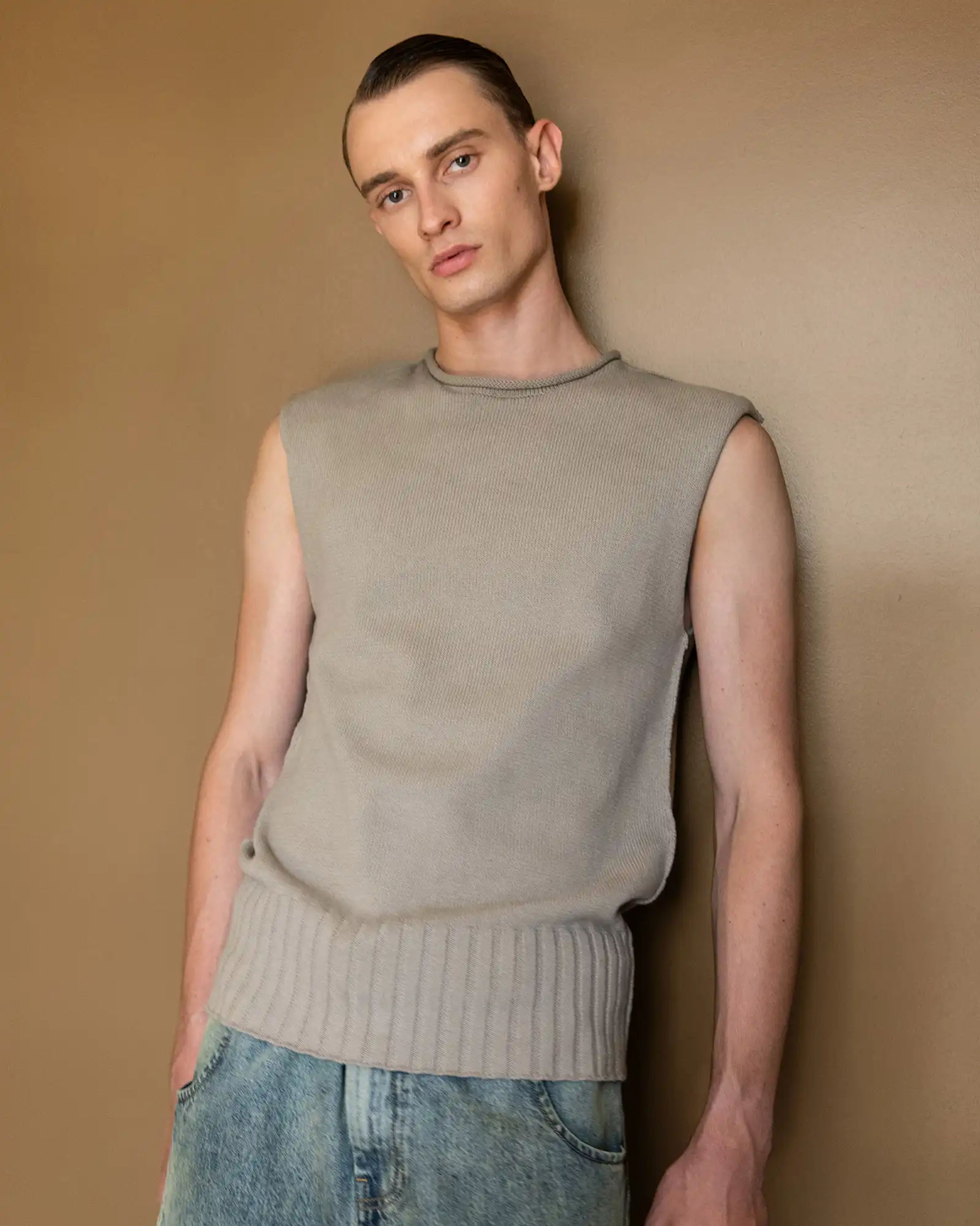 Burns Knit Vest Middle Grey - Image 2