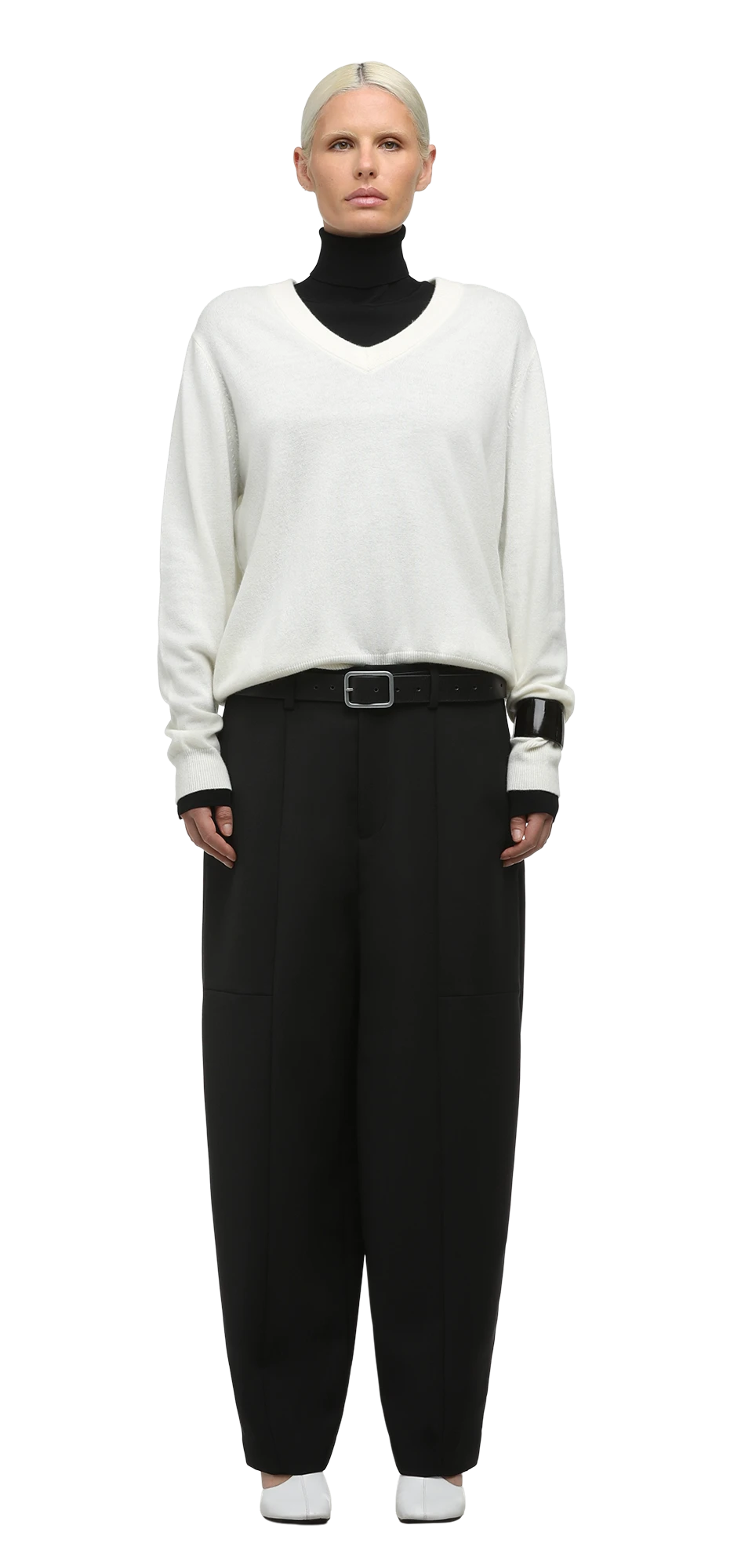 carrot-trouser-black character front view