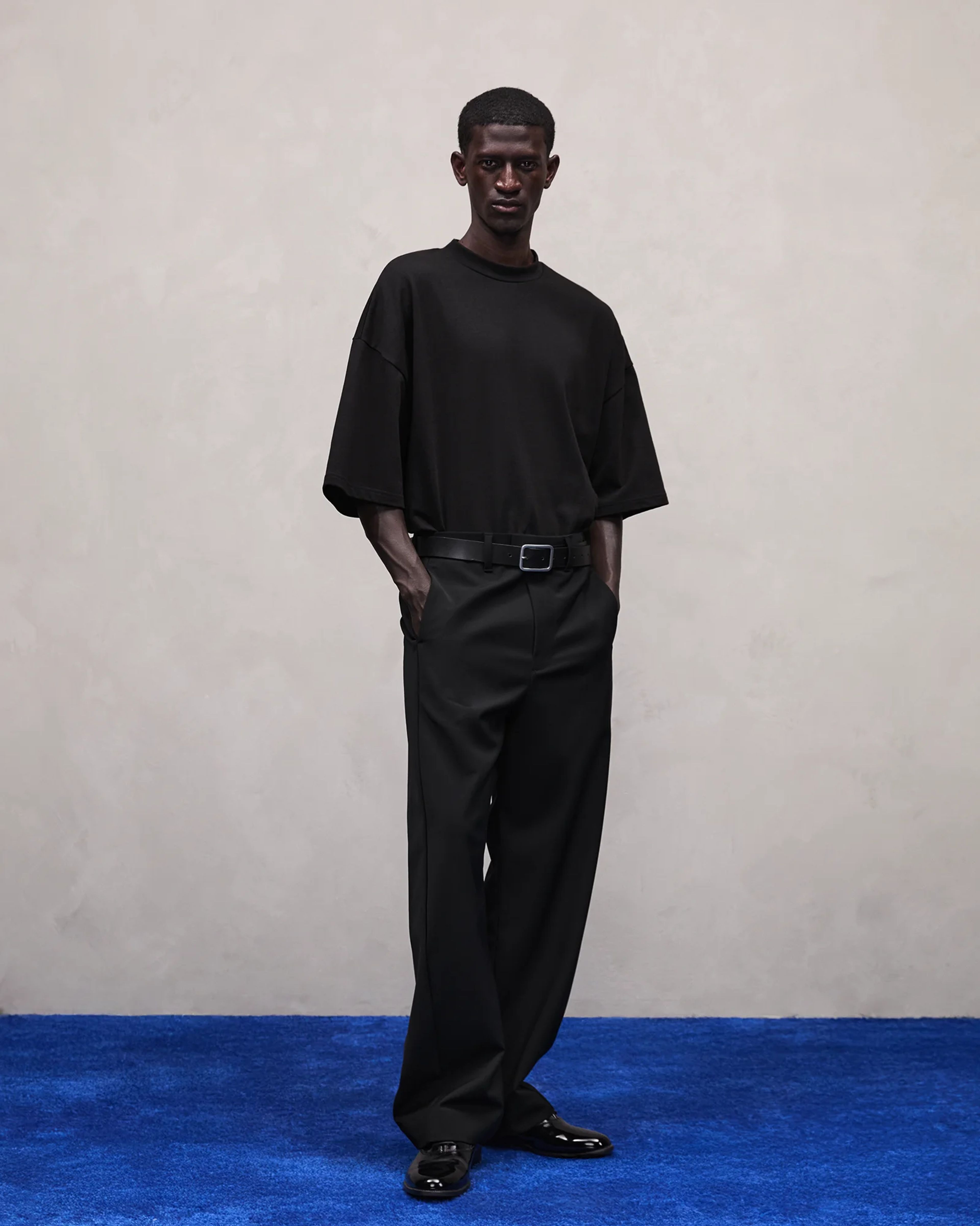 heavy-boxy-tee-black photo model