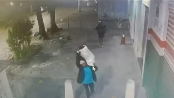 Imagens de câmera de segurança mostrando homens com objetos furtados