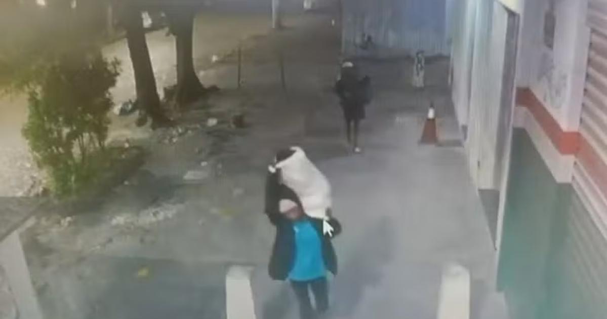 Imagens de câmera de segurança mostrando homens com objetos furtados