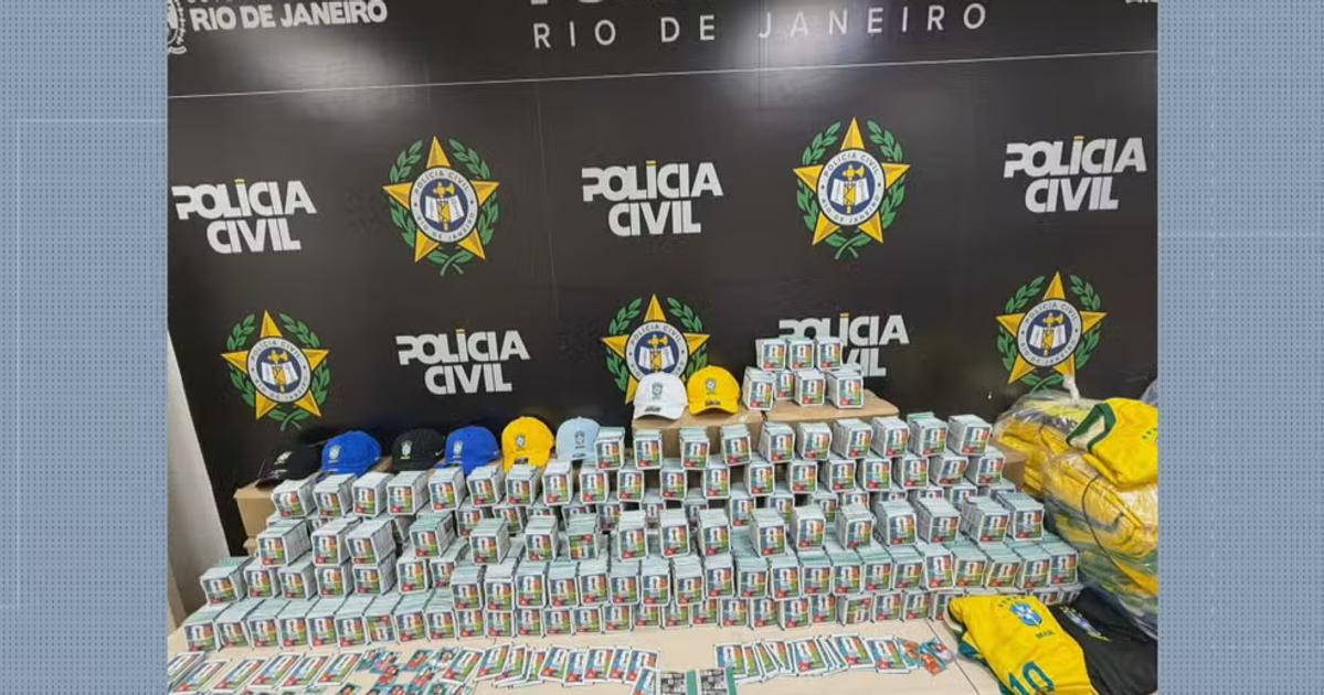 Polícia Civil apreende figurinhas falsificadas da Copa do Mundo no compartimento de carga de um ônibus Nova Iguaçu