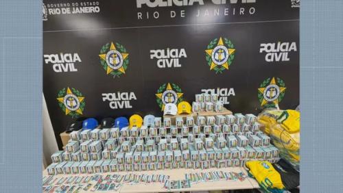 Polícia apreende 200 mil figurinhas falsificadas da Copa do Mundo em ônibus em Nova Iguaçu
