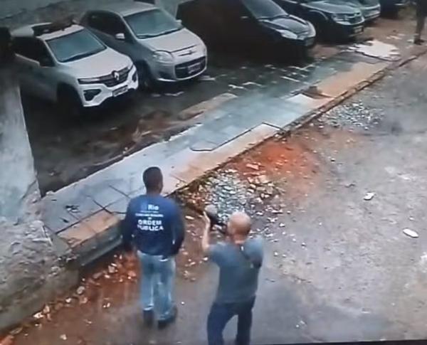 Policiais civis de Caxias invadem depósito da Prefeitura do Rio e retiram viatura rebocada