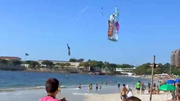 Balão cai no Posto 5 e assusta banhistas em Copacabana