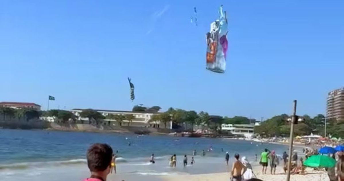 Balão cai no Posto 5 e assusta banhistas em Copacabana