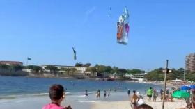 Balão cai no Posto 5 e assusta banhistas em Copacabana
