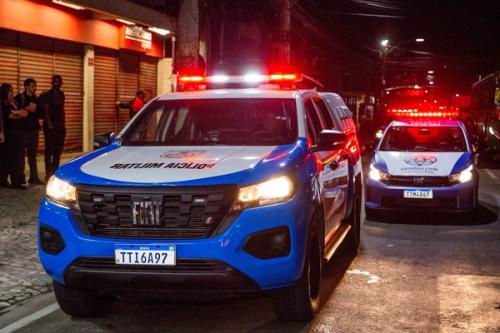 PM prende suspeitos de roubos de veículos e cargas no centro de Duque de Caxias