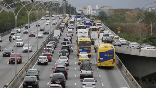 Foto de engarrafamento na Linha Vermelha, altura da Ponte do Saber