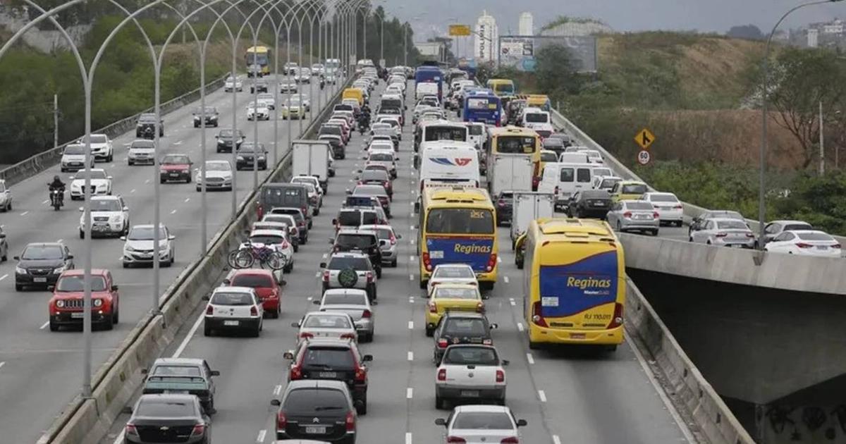 Foto de engarrafamento na Linha Vermelha, altura da Ponte do Saber