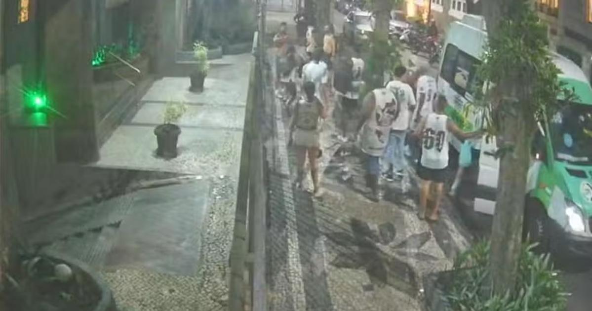 Câmeras de segurança flagraram as agressões contra os torcedores do Vasco