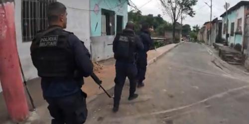 PM e prefeitura fazem operação no Complexo da Mangueirinha, em Duque de Caxias; ação simultânea ocorre no Chapadão