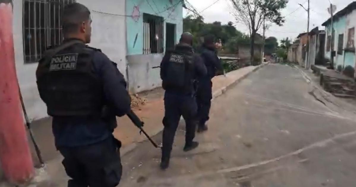 Polícias Civil e Militar, com apoio da Prefeitura de Duque de Caxias, realizaram nesta terça-feira (19) uma operação no Complexo da Mangueirinha, na Baixada Fluminense, com foco no combate ao tráfico de drogas