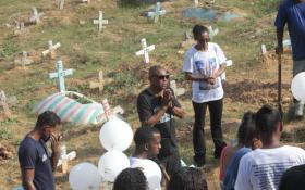Família enterra motoboy morto em operação policial em Belford Roxo e cobra responsabilização