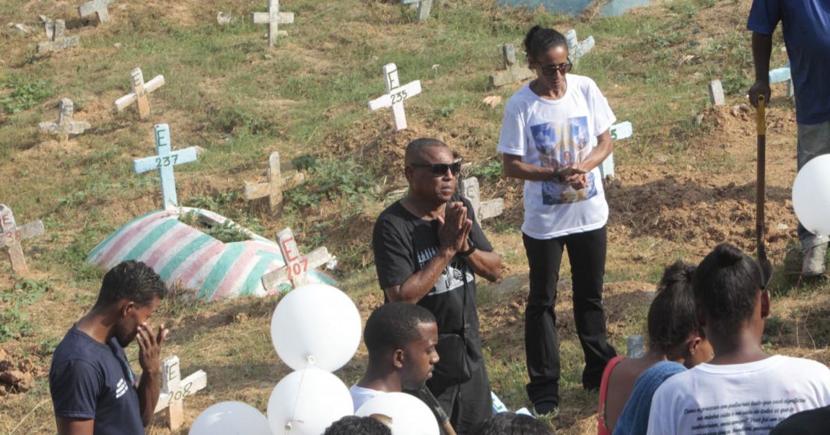 Família enterra motoboy morto em operação policial em Belford Roxo e cobra responsabilização