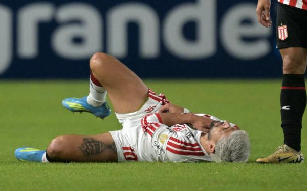 Arrascaeta fratura clavícula, passa por cirurgia nesta quinta e vira dúvida para a Copa do Mundo