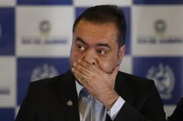 Ex-governador Cláudio Castro com a mão na boca e expressão de assustado