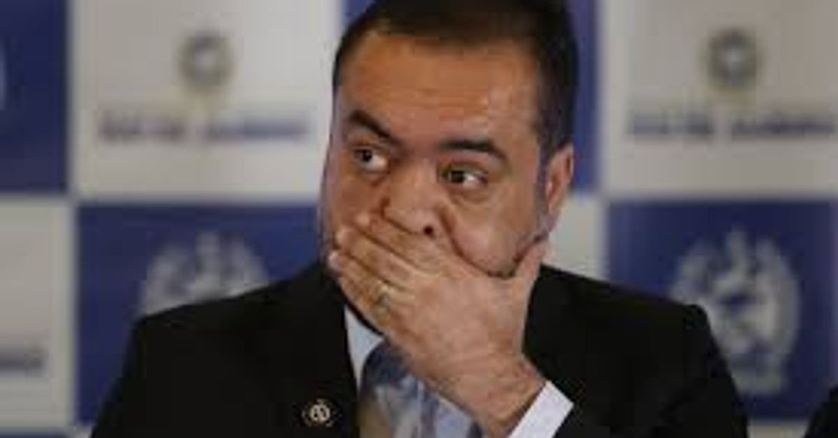 Ex-governador Cláudio Castro com a mão na boca e expressão de assustado