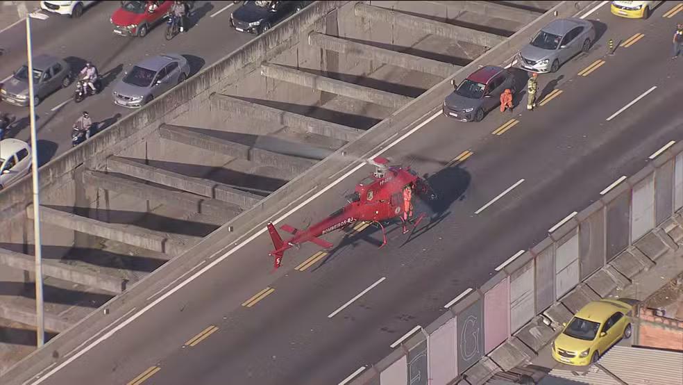 Helicóptero pousa na pista para resgate de motociclista na Linha Amarela