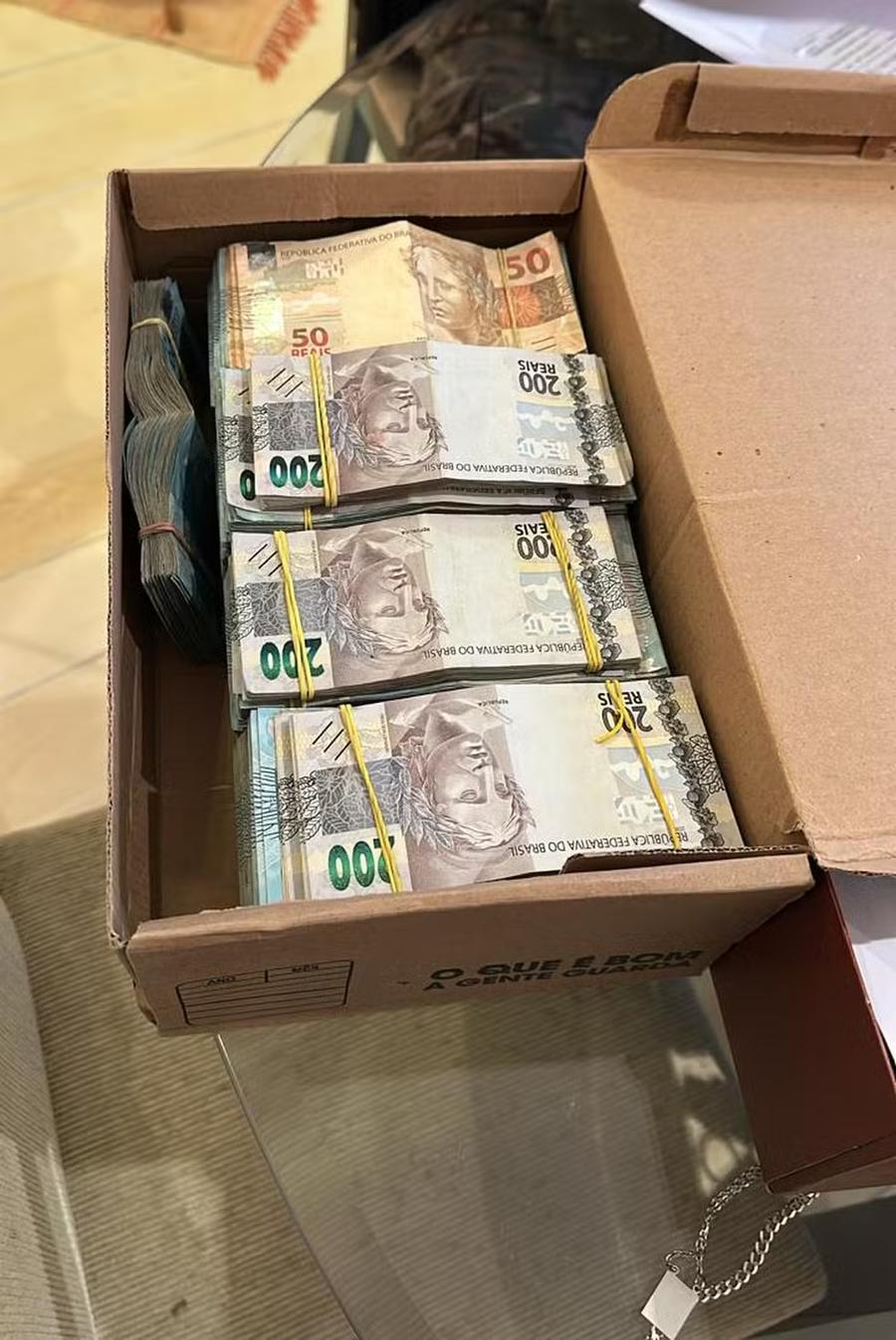 Dinheiro encontrado na casa de um policial civil alvo da Operação Sem Refino